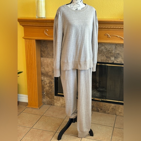 Fresh two piece knitted lounge wear suit in small size camel color - Picture 4 of 5